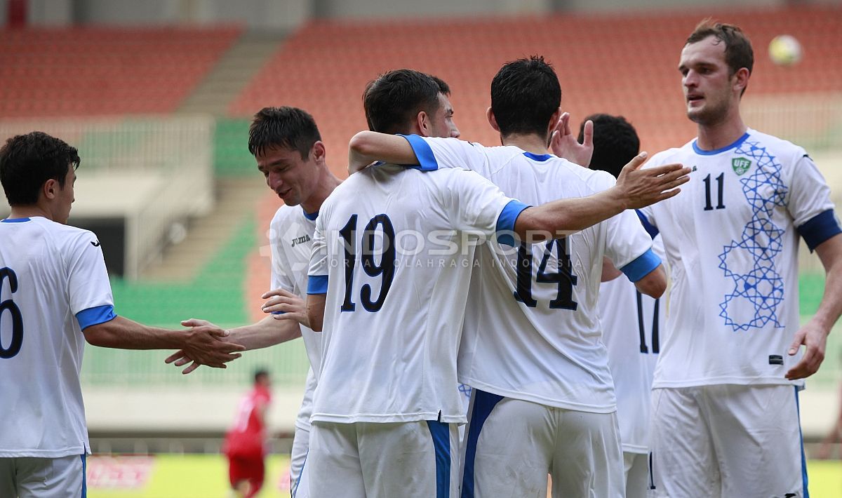 Kiper Bahrain menggagalkan peluang pemain Uzbekistan. Copyright: Â© Herry Ibrahim/INDOSPORT