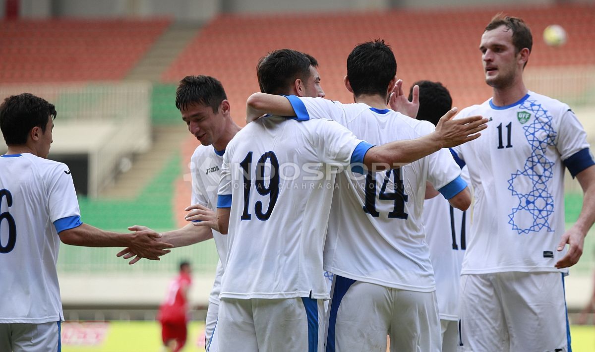 Selebrasi para pemain Uzbekistan usai mencetak gol ke gawang Bahrain. Herry Ibrahim Copyright: © Herry Ibrahim/INDOSPORT