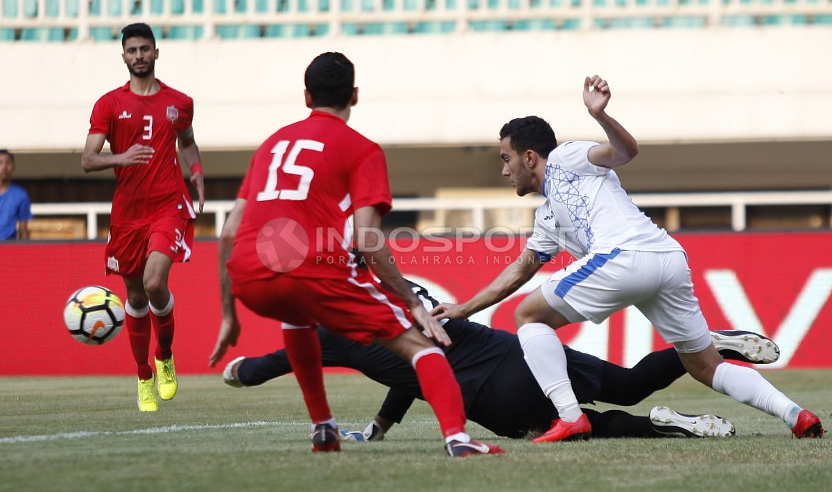 Kiper Bahrain menggagalkan peluang pemain Uzbekistan. Copyright: © Herry Ibrahim/INDOSPORT