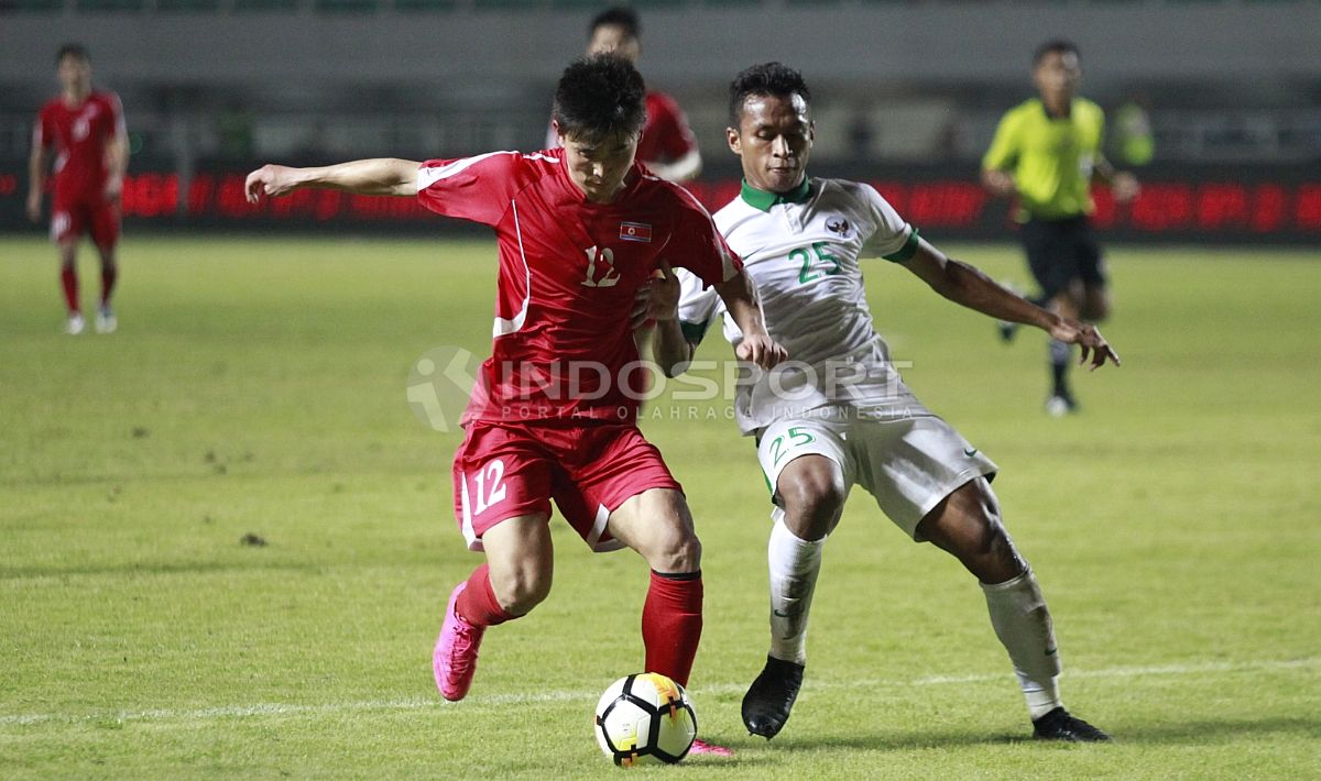 Duel antara Osvaldo Haay dengan pemain Korea Utara. Copyright: © Herry Ibrahim/INDOSPORT