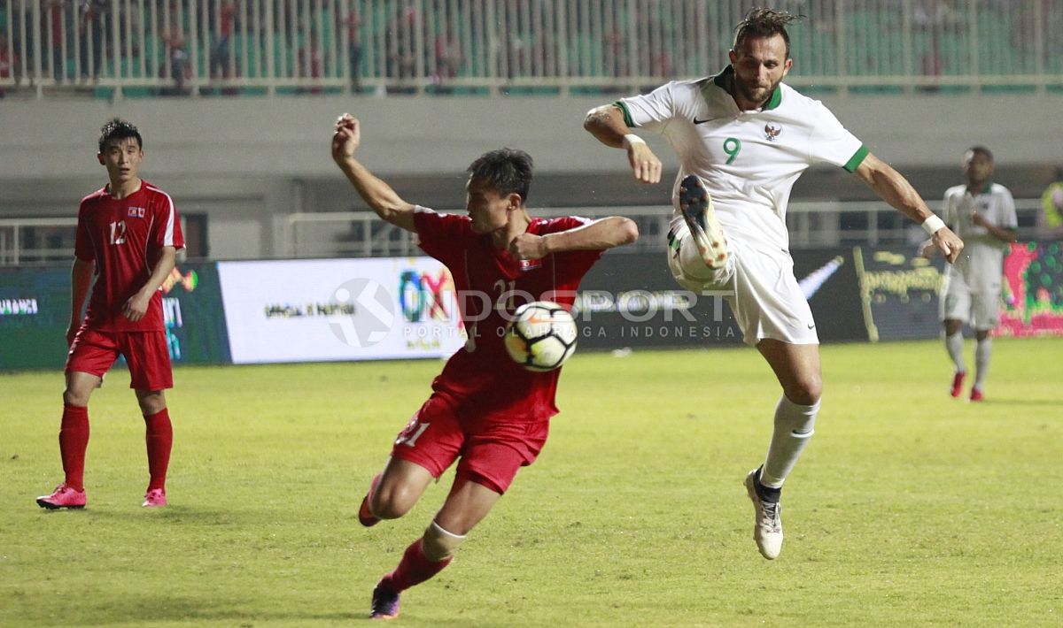 Aksi Spaso selalu dijaga ketat pemain Korea Utara. Copyright: © Herry Ibrahim/INDOSPORT