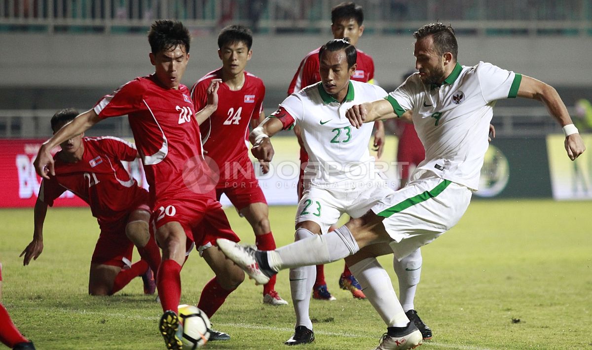 Kemelut di gawang Korea Utara gagal dimanfaatk oleh Spaso. Copyright: Â© Herry Ibtahim/INDOSPORT.COM