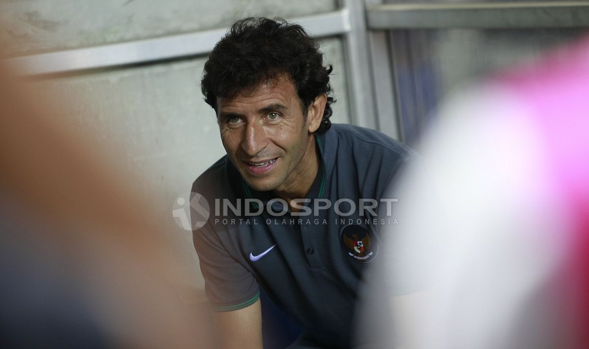 Pelatih Luis Milla belum bisa dampingi Timnas Indonesia di laga uji coba kontra Myanmar. Copyright: © Herry Ibrahim/INDOSPORT