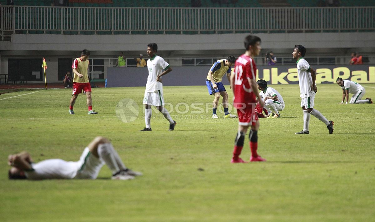 Ekspresi kekecewaan para pemain kedua kesebelasan usai hanya bisa bermain imbang tanpa gol. Copyright: © Herry Ibrahim/INDOSPORT