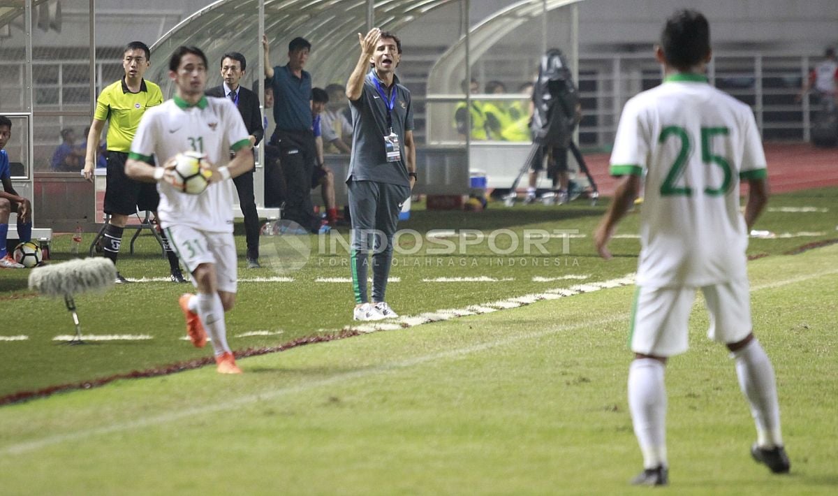 Luis Milla selalu memberikan arahan kepada para pemain Timnas U-23 sepanjang pertandingan. Copyright: © Herry Ibrahim/INDOSPORT