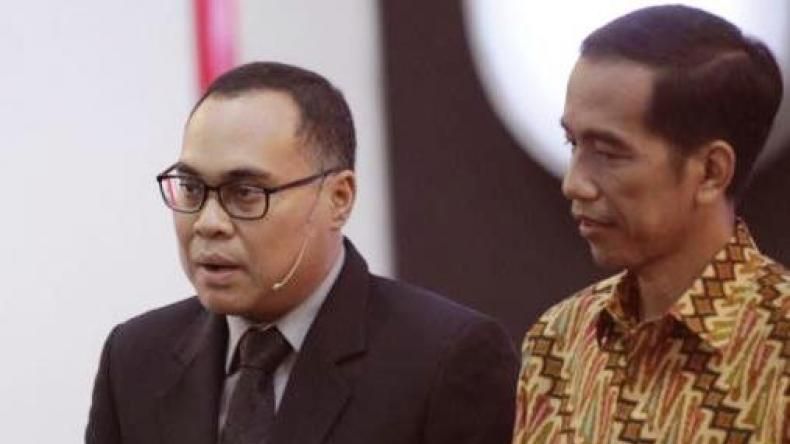 Hikmahanto Juwana (kiri) bersama dengan Jokowi Copyright: © konfrotasi.com