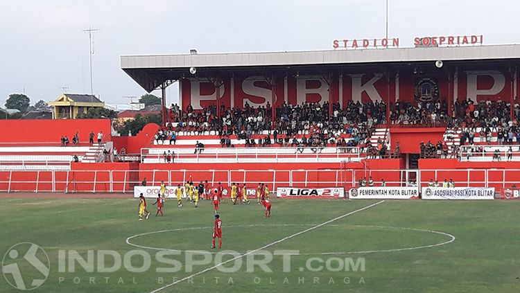 Ketegangan pemain Blitar United (merah) dengan Persegres GU (kuning). Copyright: © INDOSPORT/Ian Setiawan