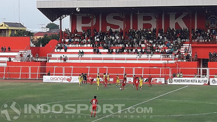 Ketegangan pemain Blitar United (merah) dengan Persegres GU (kuning). Copyright: © INDOSPORT/Ian Setiawan