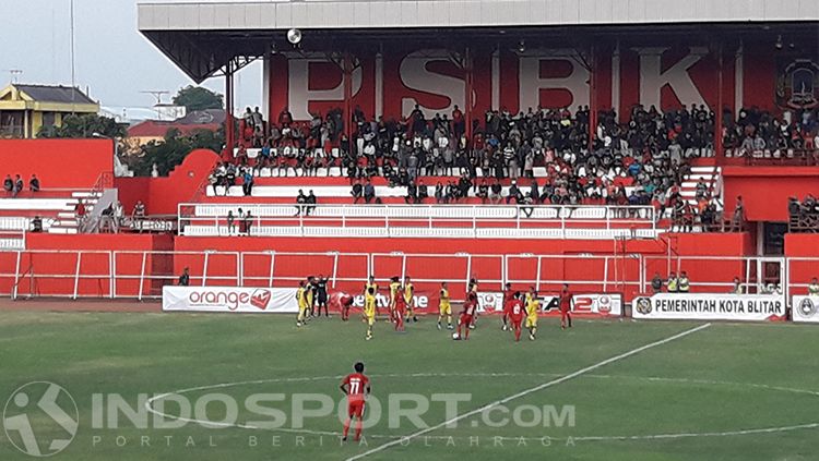 Ketegangan pemain Blitar United (merah) dengan Persegres GU (kuning). Copyright: © INDOSPORT/Ian Setiawan