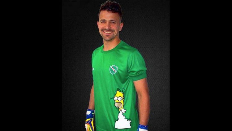 Jersey kiper Ferro de General Pico yang terinspirasi The Simpsons. Copyright: &copy; Ferro de General Pico