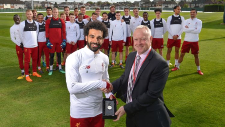 Mohamed Salah berfoto dengan penghargaan PFA. Copyright: Â© Liverpool