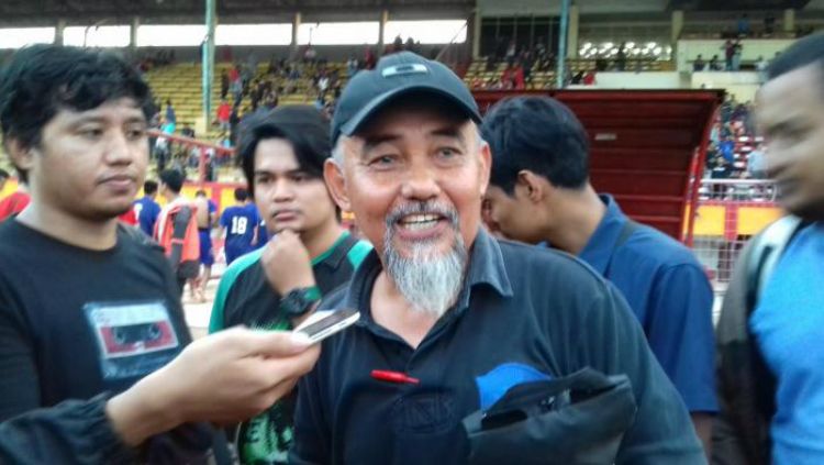 Syamsuddin Umar di tengah (kepala plontos) didampingi sejumlah mantan pemain PSM Makassar. Copyright: Â© Wira Wahyu Utama/INDOSPORT