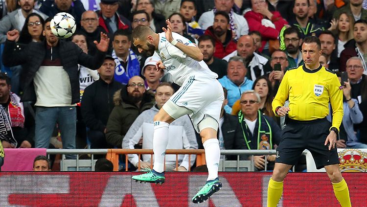 Benzema saat menanduk bola Copyright: © INDOSPORT