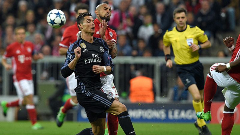 Arturo Vidal vs Cristiano Ronaldo Copyright: © INDOSPORT