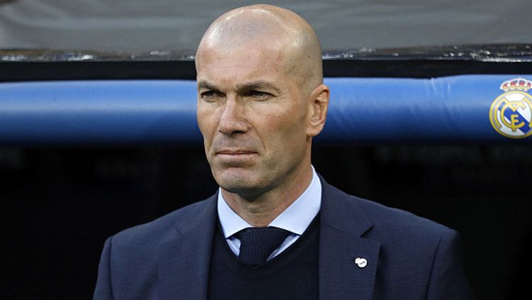 Pelatih Real Madrid, Zinedine Zidane, tak lagi diizinkan berbicara terlalu banyak ke media. Copyright: © INDOSPORT