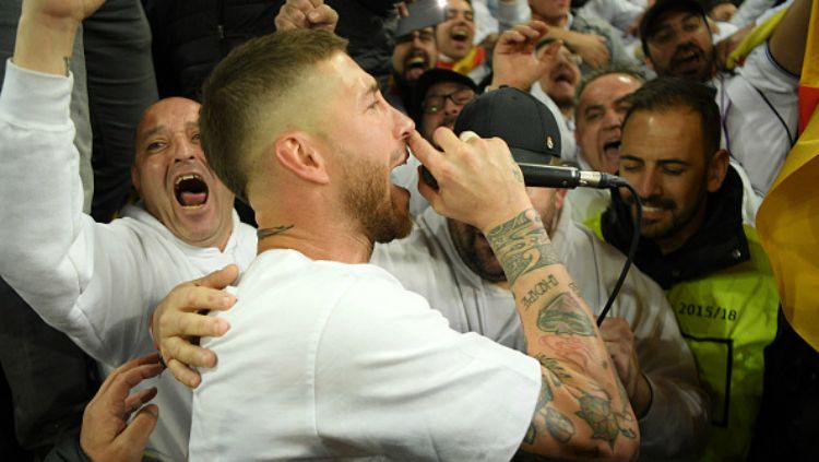 Sergio Ramos selebrasi dengan bernyanyi chant Real Madrid. Copyright: © INDOSPORT