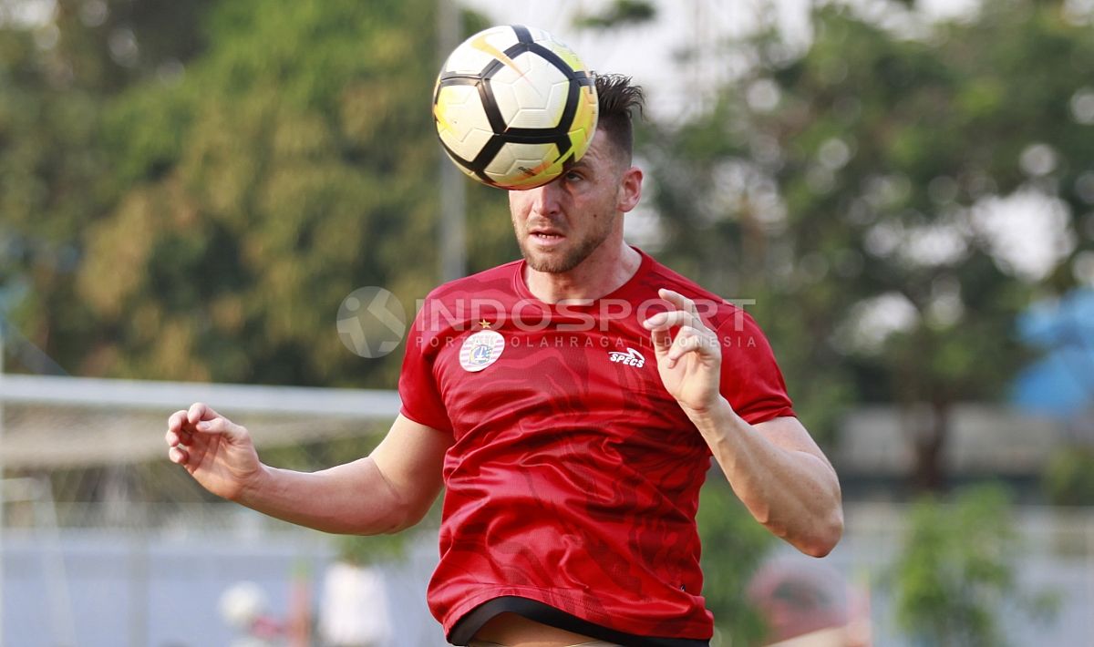 Marko Simic melakukan sundulan dalam latihan. Copyright: © Herry Ibrahim/INDOSPORT