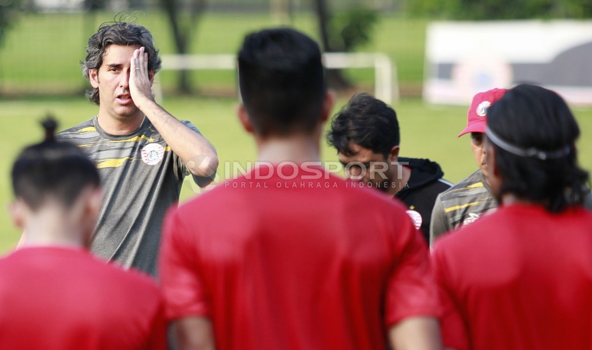 Ekspresi pelatih Persija Jakarta, Stefano Cugurra Teco (kiri) saat memberi arahan kepada para pemainnya. Copyright: © Herry Ibrahim/INDOSPORT