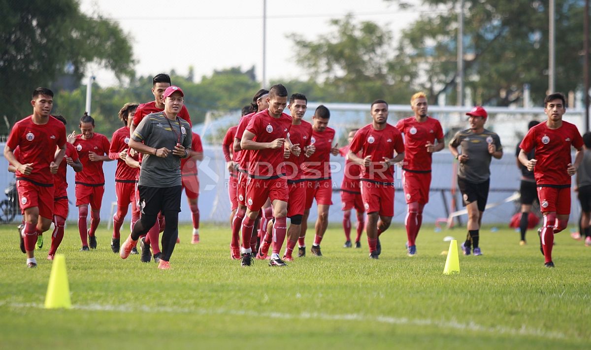 Skuat Persija melakukan joging keliling lapangan. Herry Ibrahim Copyright: © Herry Ibrahim/INDOSPORT