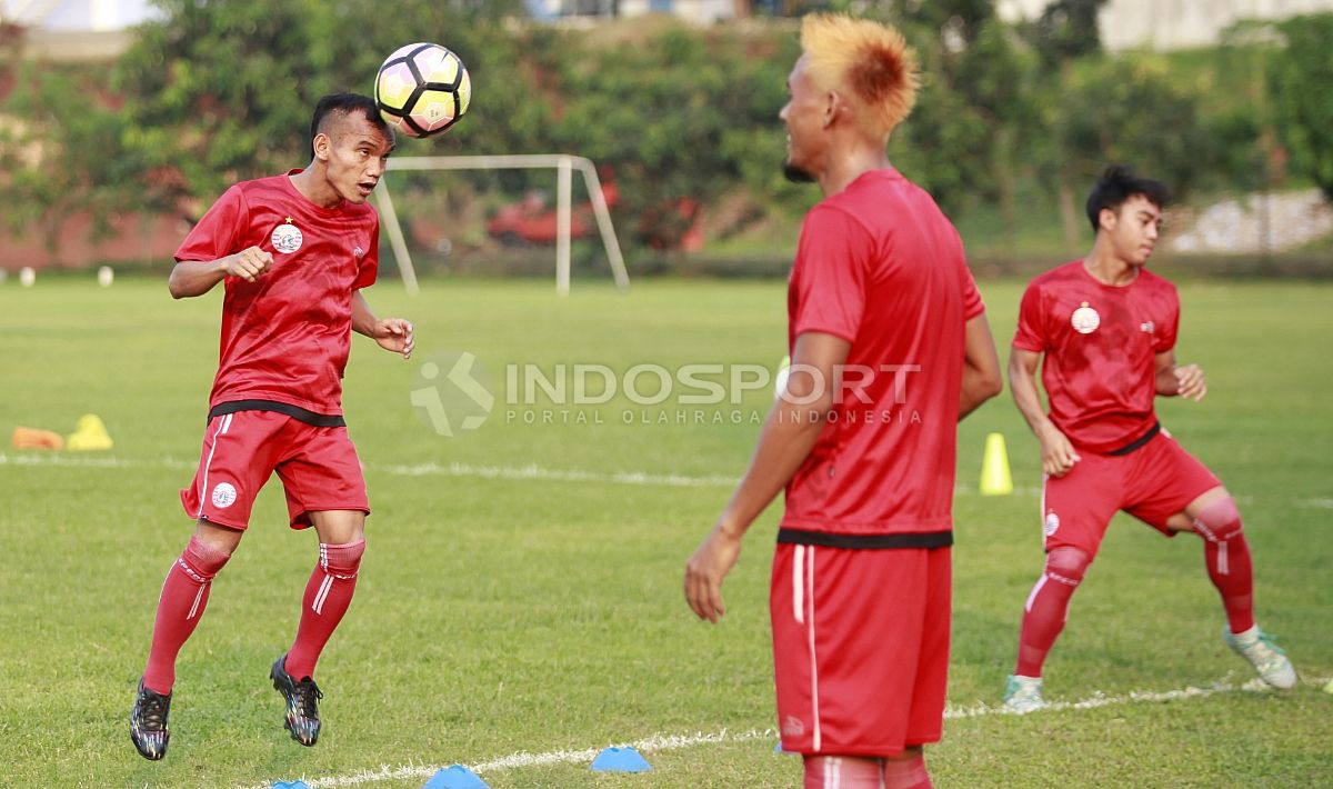 Aksi Riko Simanjuntak menyundul bola. Herry Ibrahim Copyright: © Herry Ibrahim/INDOSPORT