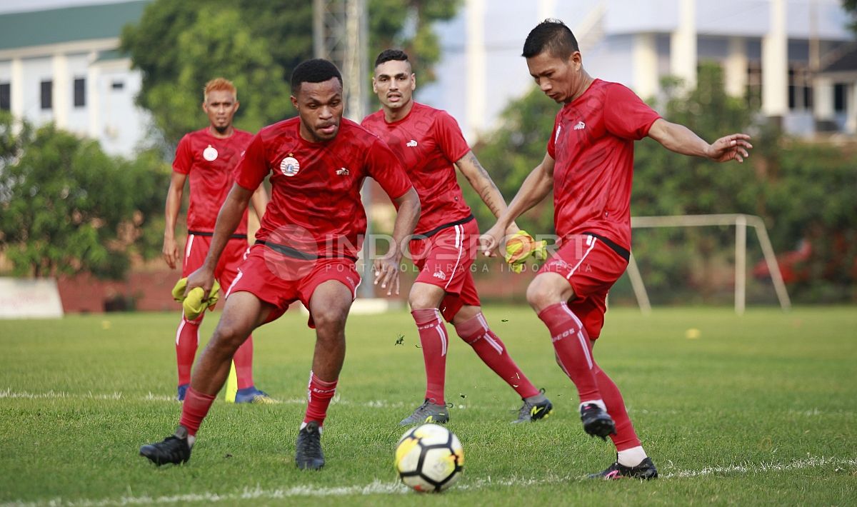 Senyum Bek Persija Jakarta, Jaimerson da Silva yang sudah bergabung dalam latihan usai mengalami cedera engkel beberapa waktu lalu. Copyright: © Herry Ibrahim/INDOSPORT