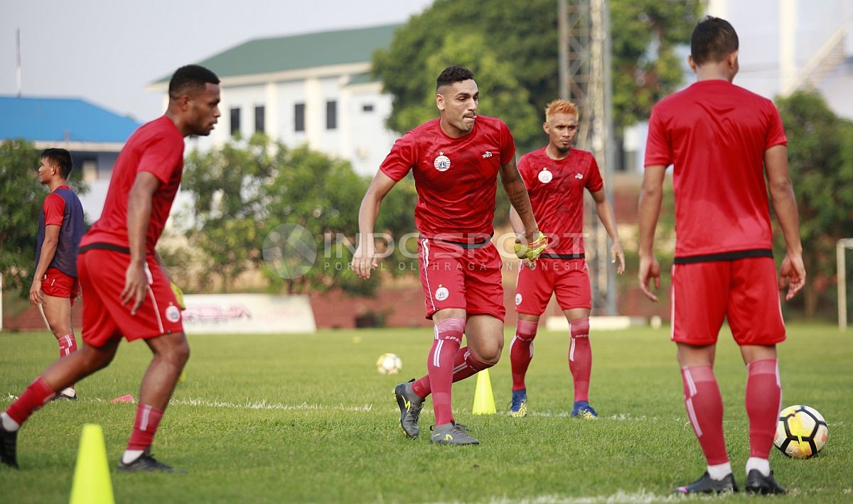 Keseriusan para pemain Persija Jakarta dalam latihan. Copyright: © Herry Ibrahim/INDOSPORT