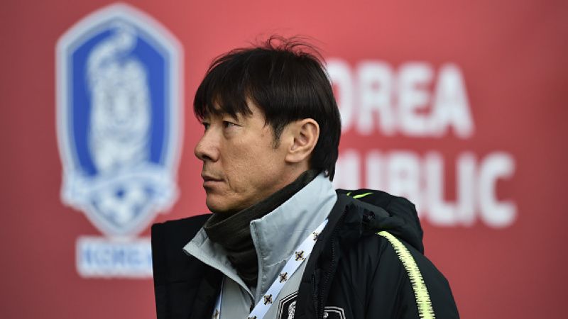 Media asal Korea Selatan menyebut bahwa pelatih Timnas Indonesia, Shin Tae-yong, memiliki rekam jejak yang meyakinkan ketimbang Simon McMenemy. Copyright: © INDOSPORT