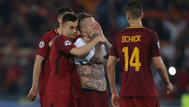 Para pemain AS Roma tampak kecewa setelah gagal lolos ke final Liga Champions 2018. Copyright: © INDOSPORT