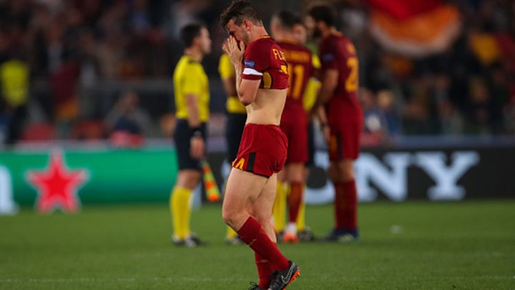 Para pemain AS Roma tampak kecewa setelah gagal lolos ke final Liga Champions 2018. Copyright: © INDOSPORT