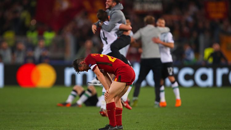 Para pemain AS Roma tampak kecewa setelah gagal lolos ke final Liga Champions 2018. Copyright: © INDOSPORT