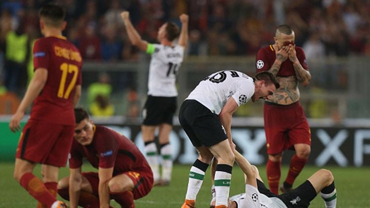 Para pemain AS Roma tampak kecewa setelah gagal lolos ke final Liga Champions 2018. Copyright: © INDOSPORT