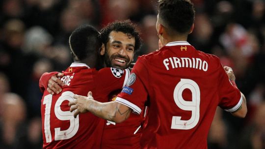 Salah bersama Mane (kiri) dan Firmino (kanan) saat merayakan gol ke gawang AS Roma di Liga Champions.  Copyright: © goal.com