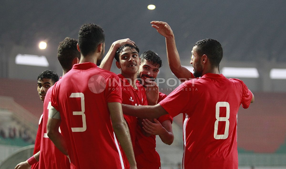 Kegembiraan para pemain Bahrain usai mencetak gol le gawang Korea Utara. Herry Ibrahim Copyright: © Herry Ibrahim/INDOSPORT