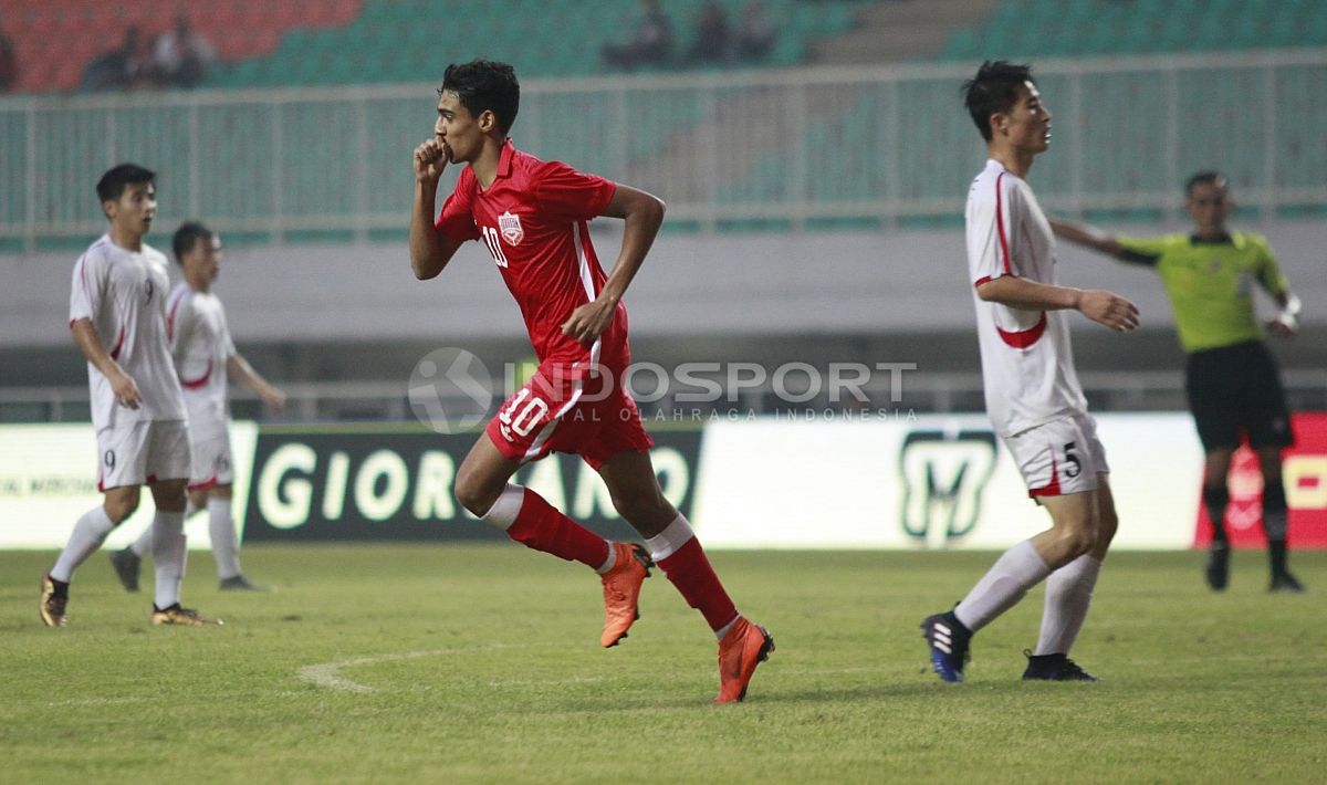 Selebrasi pemain Bahrain, Ahmed Alsherooqi usai mencetak gol ketiga ke gawang Korea Utara. Herry Ibrahim Copyright: © Herry Ibrahim/INDOSPORT