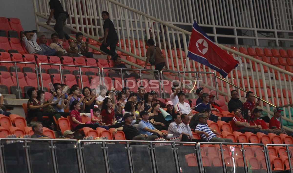 Para suporter Korea Utara yang mendukung langsung ke Stadion Pakansari. Herry Ibrahim Copyright: © Herry Ibrahim/INDOSPORT