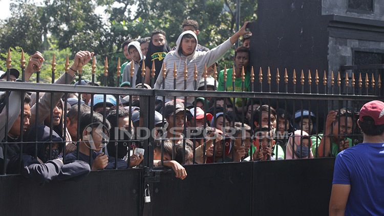 Pihak korem memberikan himbauan kepada Bonek. Copyright: © Fitra Herdian/INDOSPORT