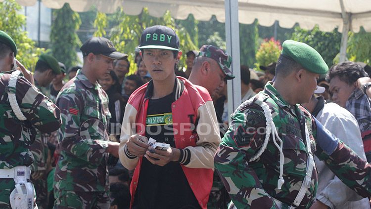 Bonek yang sudah mendapatkan nomor antrean. Copyright: © Fitra Herdian/INDOSPORT