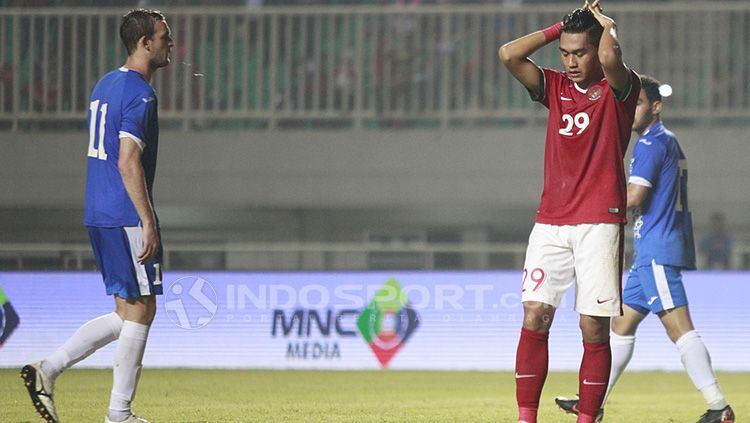 Ekpresi kekecewaan Septian David Maulana usai gagal mencetak gol lewat tendangan penalti. Copyright: © Herry Ibrahim/INDOSPORT