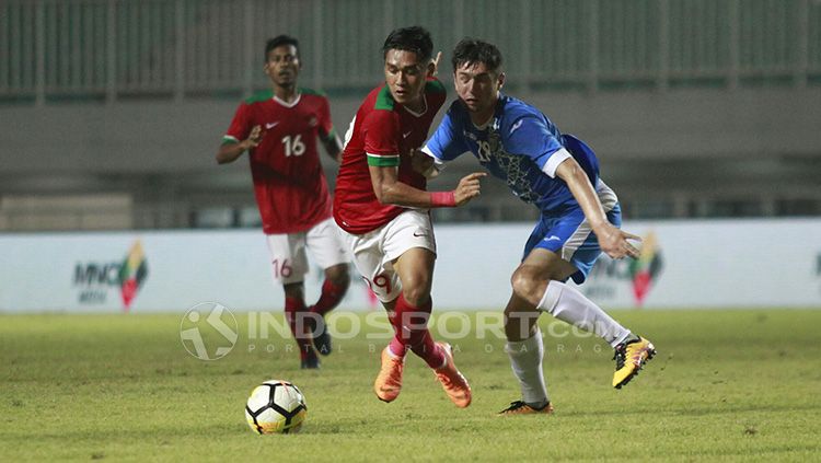 Duel antara Septian David Maulana dengan pemain Uzbekistan. Copyright: © Herry Ibrahim/INDOSPORT