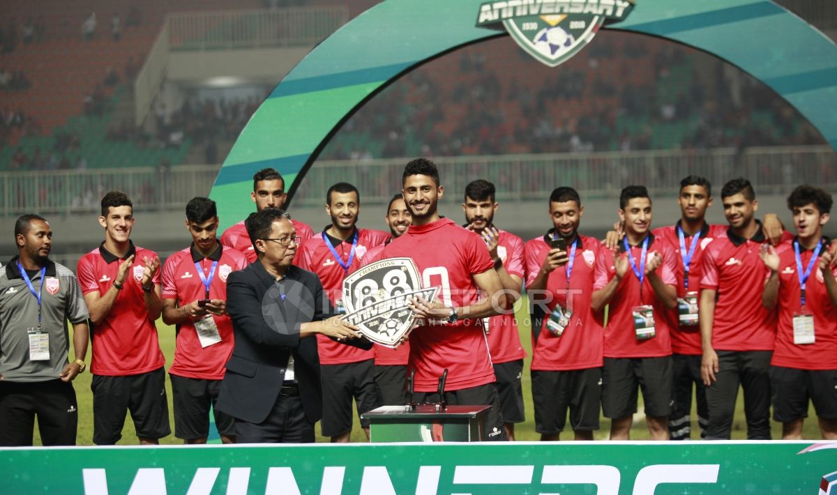 Penyerahan trofi juara Anniversary Cup 2018 kepada Bahrain yang diserahkan oleh Joko Driyono. Herry Ibrahim Copyright: © Herry Ibrahim/INDOSPORT