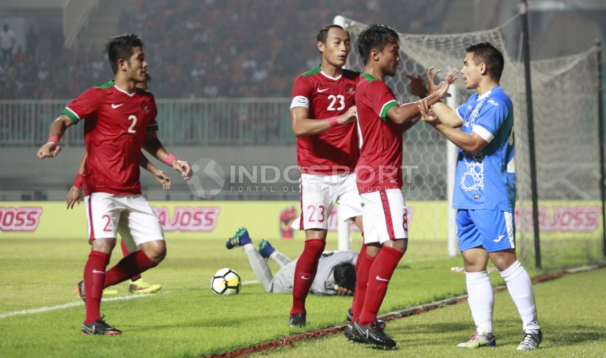 Muhammad Hargianto menghampiri pemain Uzbekistan Kodirkulov Sanjar usai melakukan tindakan tidak sportif kepada kipet Awan Seto. Herry Ibrahim Copyright: © Herry Ibrahim/INDOSPORT