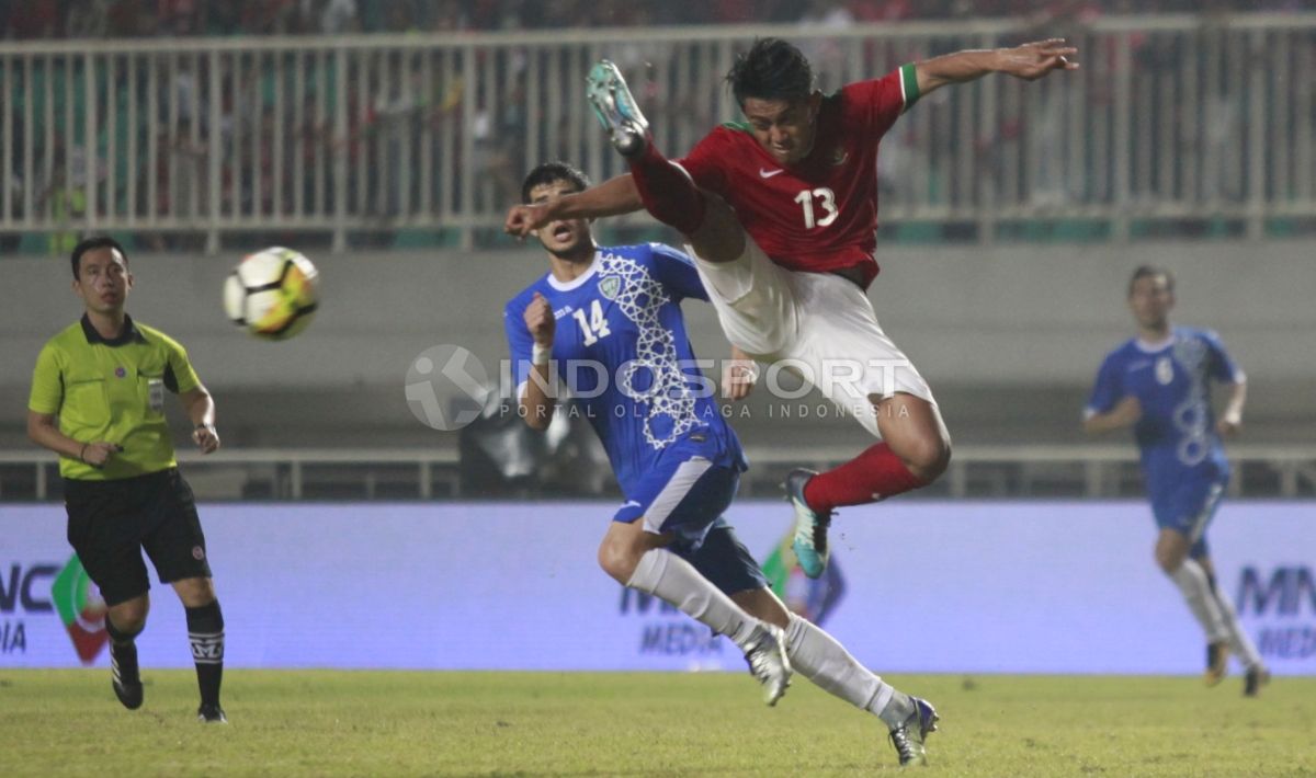 Aksi Febri Hariyadi menghalau bola. Herry Ibrahim Copyright: © Herry Ibrahim/INDOSPORT