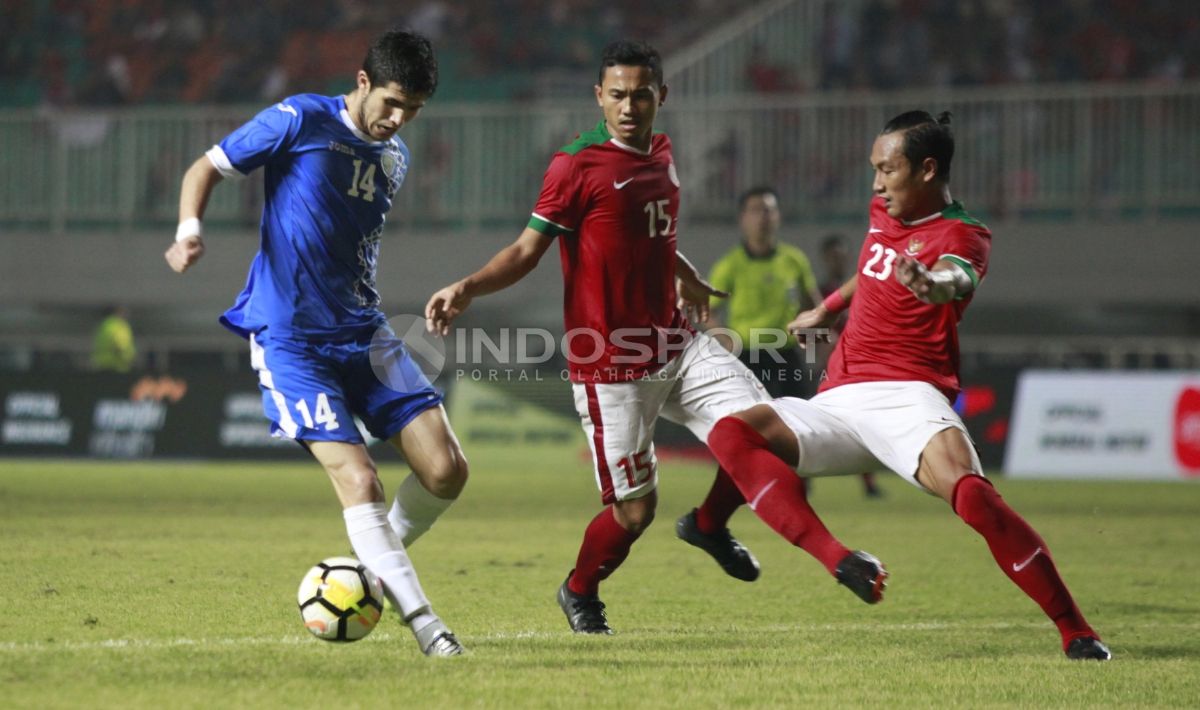 Hansamu Yama mencoba menghalau aksi pemain Uzbekistan, Amonov Azizbek. (Herry Ibrahim) Copyright: © Herry Ibrahim/INDOSPORT