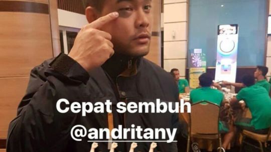 Andritany Ardhiyasa mengalami lebam di mata kanannya. Copyright: © instagram.com/evhandimas