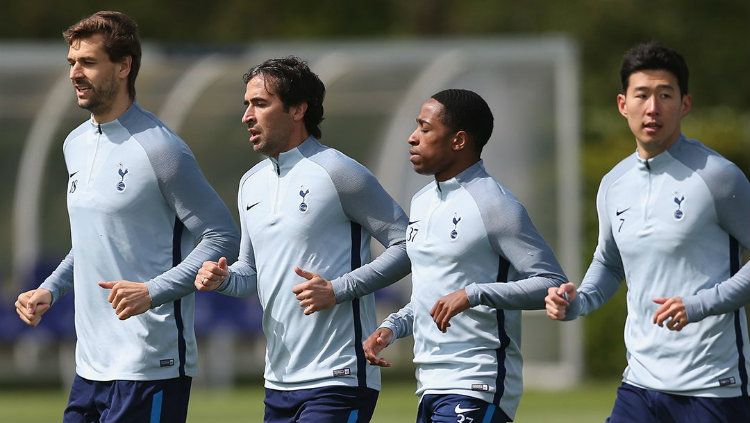 Raul Gonzales saat ikut berlatih dengan Tottenham Hotspur. Copyright: © twitter.com/SpursOfficial