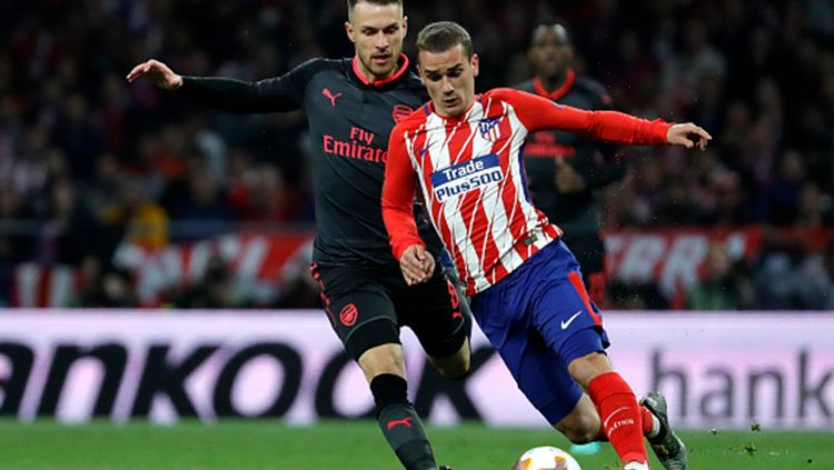 Antoine Griezmann (kanan), penyerang Atletico Madrid saat melawan Arsenal. Copyright: © INDOSPORT