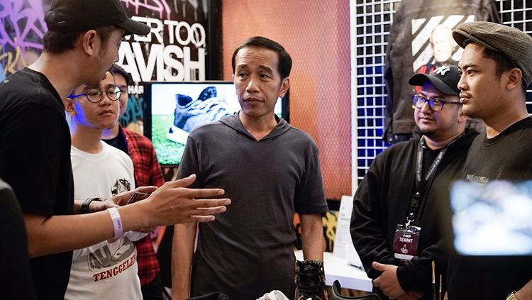 Jokowi saat berkunjung ke booth nevertoolavish. Copyright: © instagram/nevertoolavish