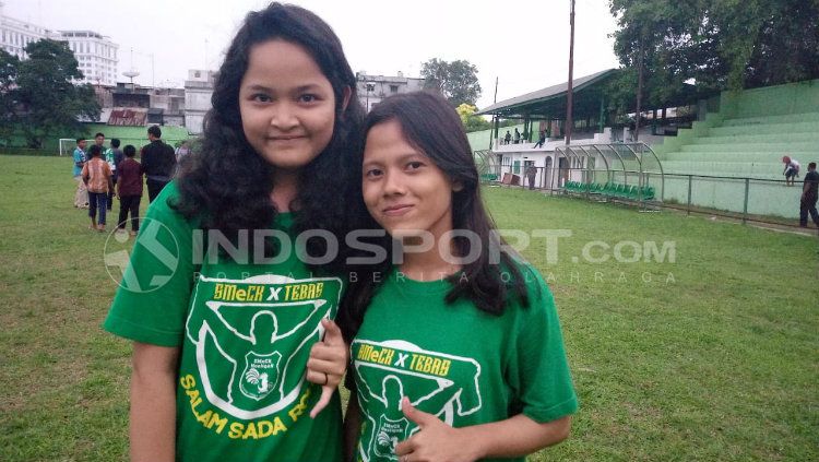 Putri (kanan) dan Nazwa (kiri) bersama kapten PSMS. Copyright: © Kesuma Ramadhan/INDOSPORT