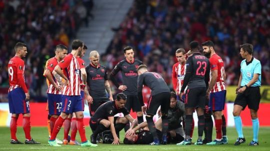 Atletico Madrid vs Arsenal, Laurent Koscielny cedera Copyright: © CaughtOffside