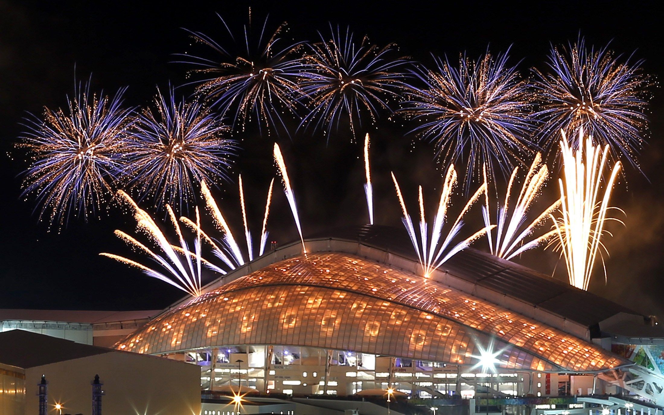 Fisht Olympic Stadium saat menggelar acara pembukaan Olimpiade Musim Dingin 2014 lalu. Copyright: © WordPress